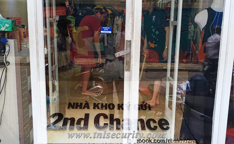 lap-dat-cong-tu-an-ninh-cho-shop-2nd-chance-tai-quan-1